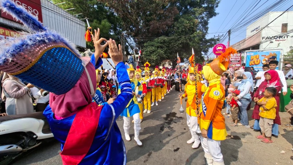 Gempita HUT RI ke-81: Drumband Gita Assalam Tampil Memukau di Karnaval Kemerdekaan Kecamatan Plered