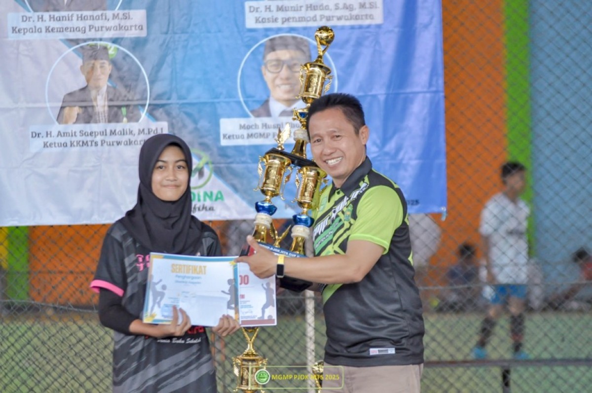 JUARA 1 FUTSAL PUTRI MGMP PJOK  MTs