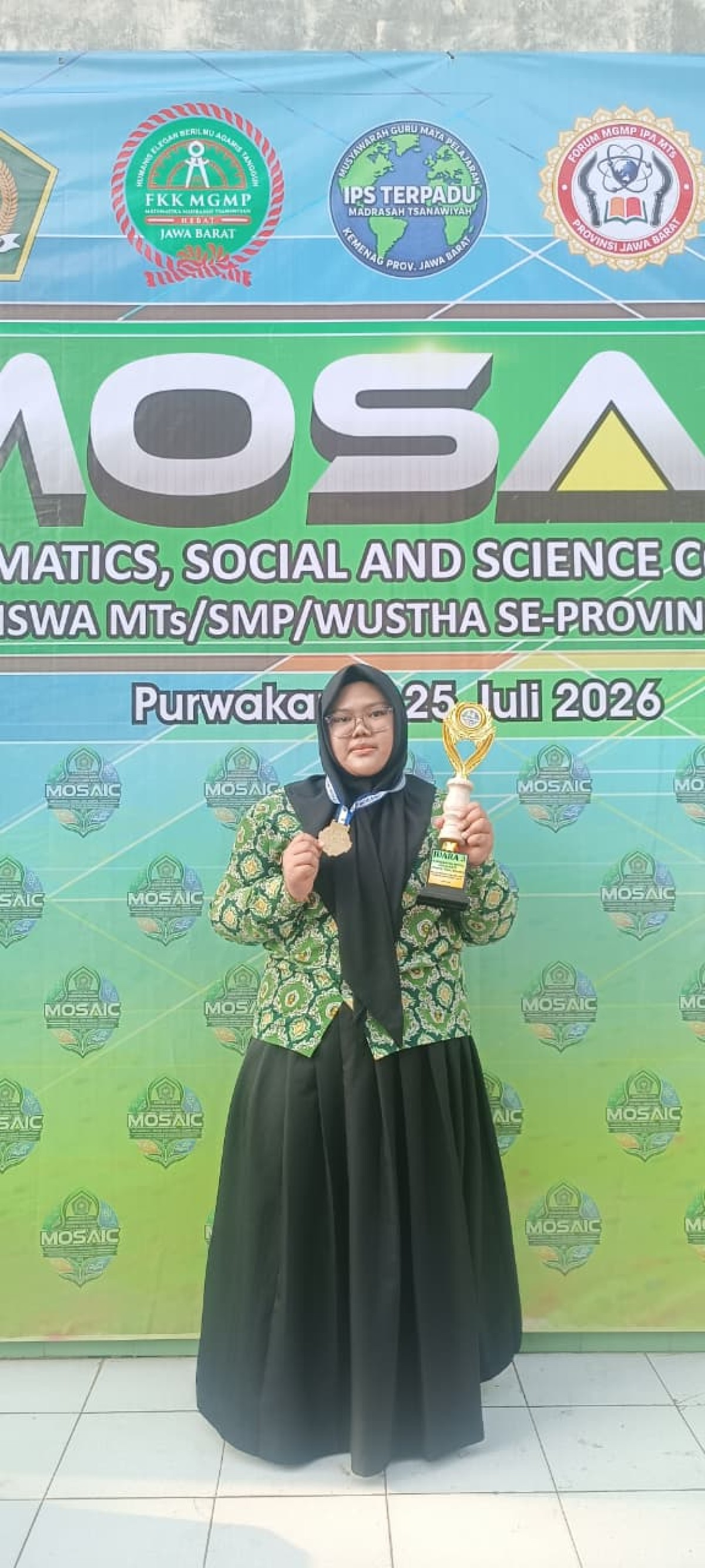 Tembus Tingkat Provinsi, Siswi MTs Assalam Plered Sabet Medali Perak Matematika MOSAIC 2026